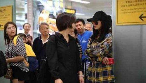 杨幂被赶出机场是怎么回事 司机接机迟到了