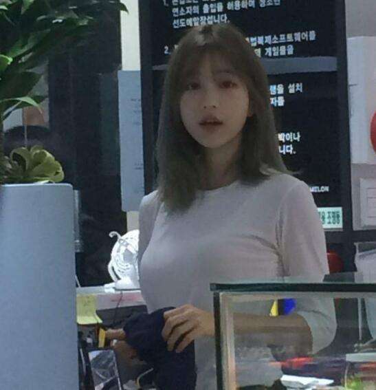 韩国一家网吧请了位女网管 然后生意超火._突