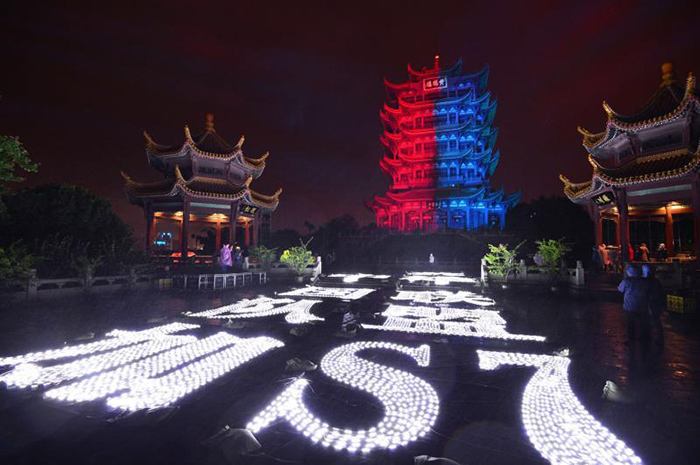 黄鹤楼红蓝变色 为英雄联盟S7中国队助威