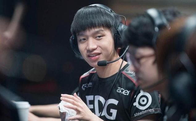 厂长新ID已改好 打排位却被队友狂喷