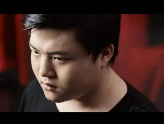 直播时被喷Uzi怒怼:两个手指就能赢你