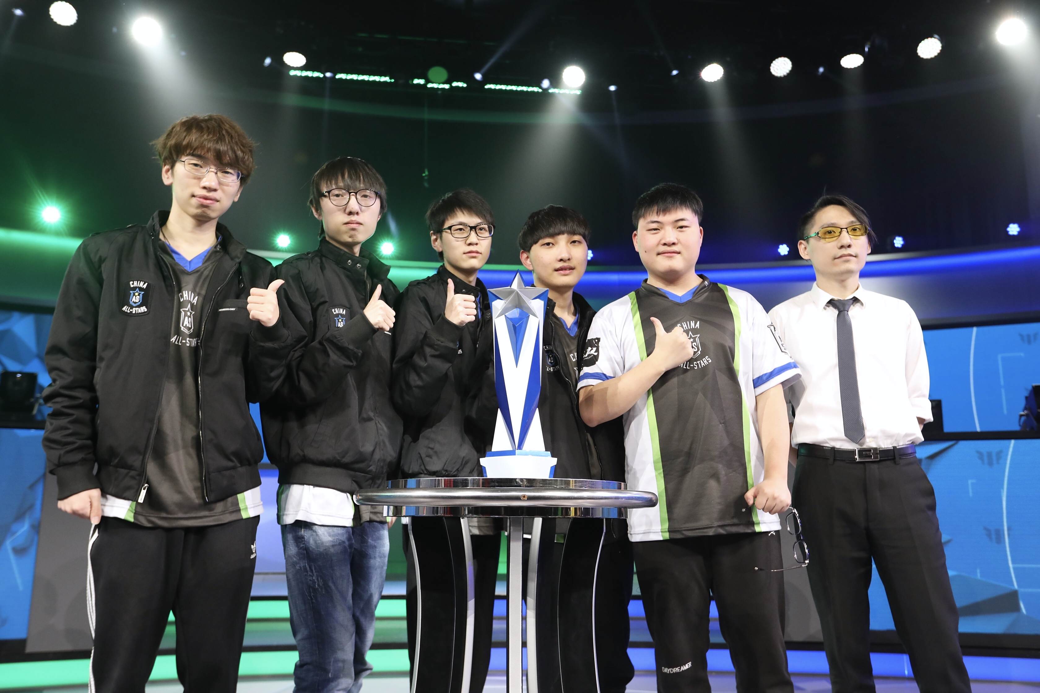 LPL梦之队登顶全明星赛 Uzi卫冕Solo王