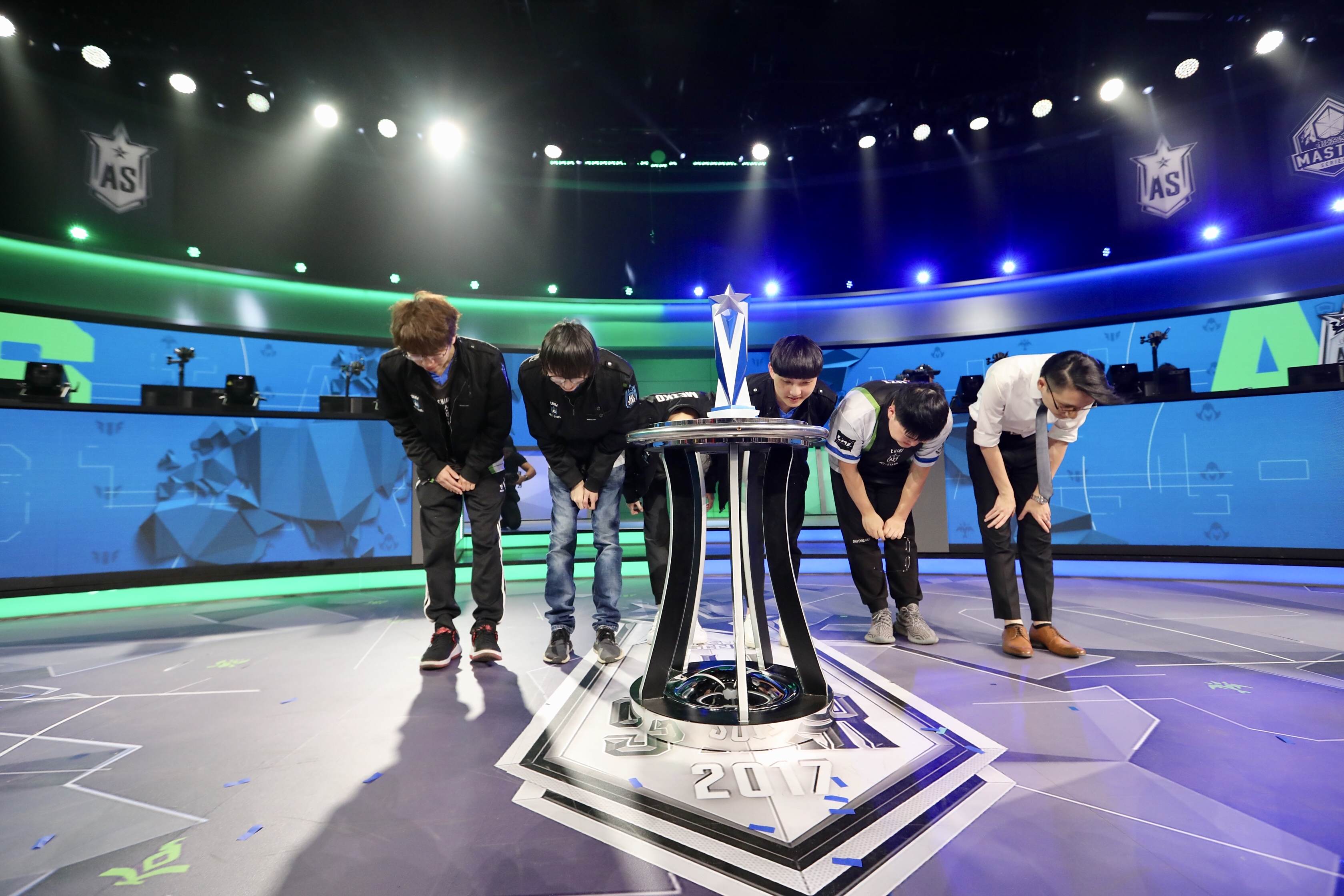 LPL梦之队登顶全明星赛 Uzi卫冕Solo王