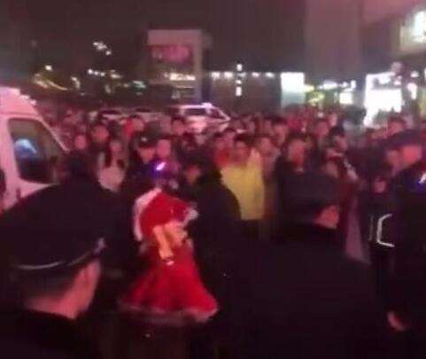 斗鱼张琪格怎么了?张琪格户外直播被抓视频