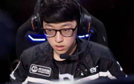 逐鹿LPL 试问联赛群雄谁能笑到最后?[ 2018-01-12 10:20:12 网友评论1条 来源：多玩LOL 作者：DIN 进入论坛]