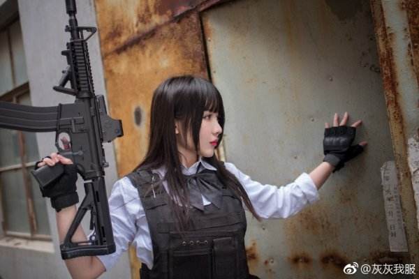 萌妹玩绝地求生Cosplay 急救包小短裙一样不少