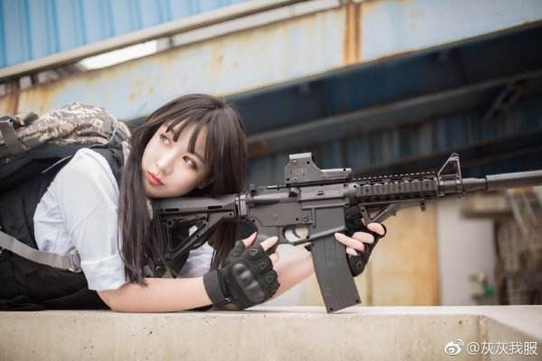 萌妹玩绝地求生Cosplay 急救包小短裙一样不少