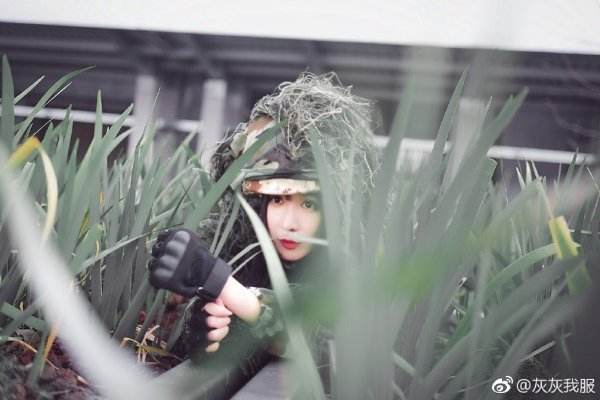 萌妹玩绝地求生Cosplay 急救包小短裙一样不少