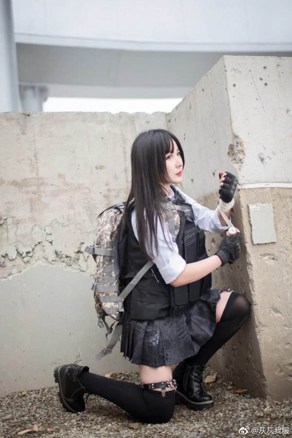萌妹玩绝地求生Cosplay 急救包小短裙一样不少