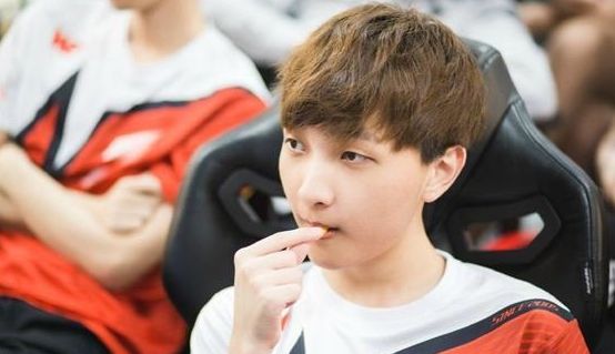 微笑再盛赞兮夜:我眼中的lpl前二中单