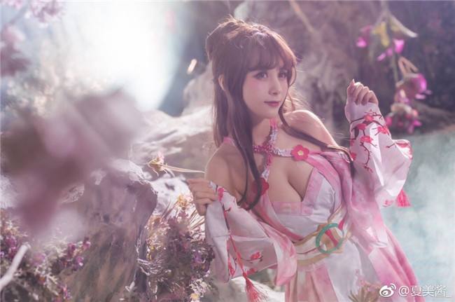 国内美女粉嫩COS《萌舞OL》,长腿大胸饶有兴致