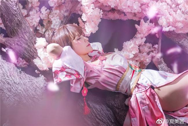 国内美女粉嫩COS《萌舞OL》,长腿大胸饶有兴致