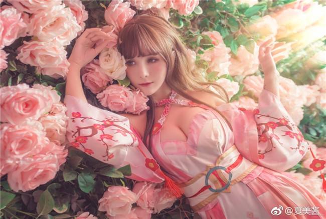 国内美女粉嫩COS《萌舞OL》,长腿大胸饶有兴致