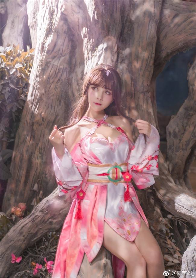 国内美女粉嫩COS《萌舞OL》,长腿大胸饶有兴致