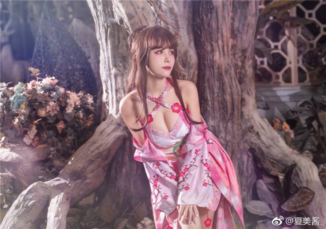 国内美女粉嫩COS《萌舞OL》,长腿大胸饶有兴致
