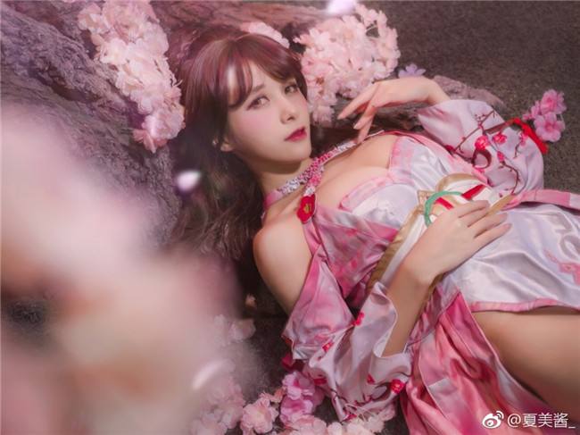 国内美女粉嫩COS《萌舞OL》,长腿大胸饶有兴致