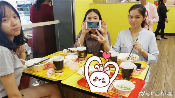 季中赛RNG头名出线 各地玩家为LPL打call