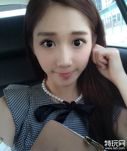 主持小悠登男人装封面身材完美7