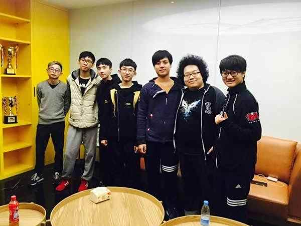 AHQ战队再次参观EDG LMS与LPL其乐融融