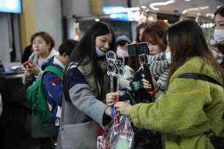 Marin接机直播第一句话:我有女朋友了