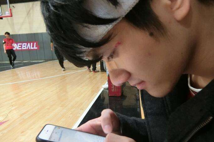 电竞选手篮球赛 WE与OMG两大战队对决