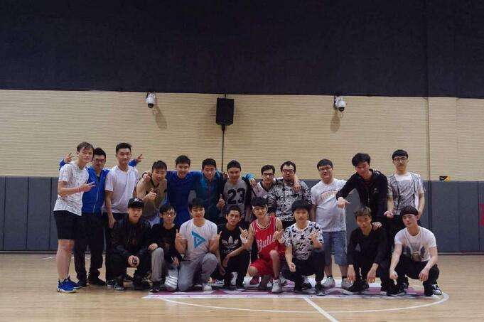 电竞选手篮球赛 WE与OMG两大战队对决