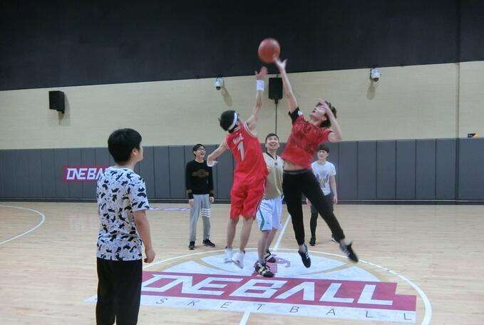 电竞选手篮球赛 WE与OMG两大战队对决