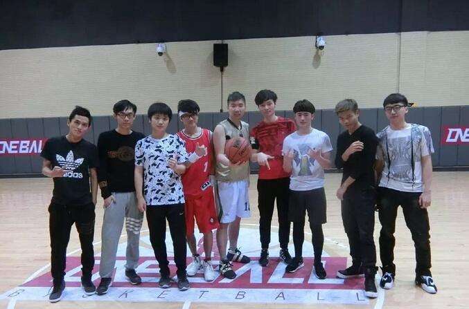 电竞选手篮球赛 WE与OMG两大战队对决