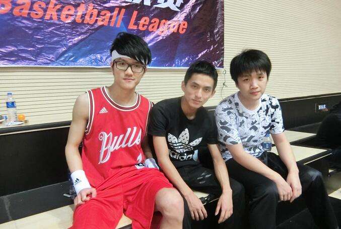 电竞选手篮球赛 WE与OMG两大战队对决