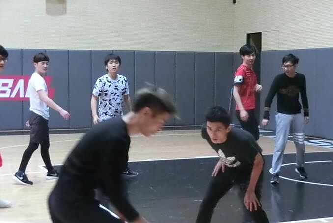 电竞选手篮球赛 WE与OMG两大战队对决