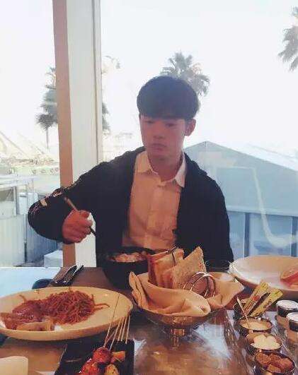 OMG前打野灵药分手后散心 迪拜游玩秀身材