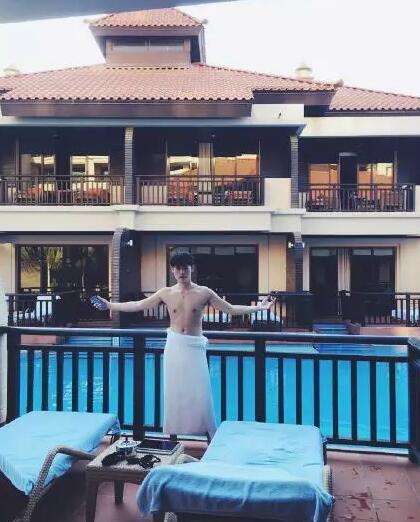 OMG前打野灵药分手后散心 迪拜游玩秀身材