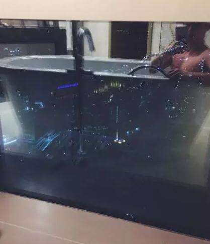 OMG前打野灵药分手后散心 迪拜游玩秀身材