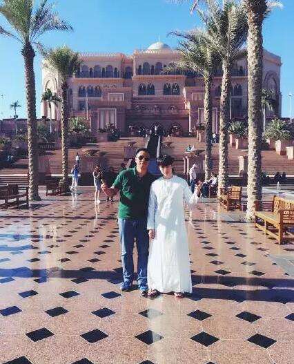 OMG前打野灵药分手后散心 迪拜游玩秀身材