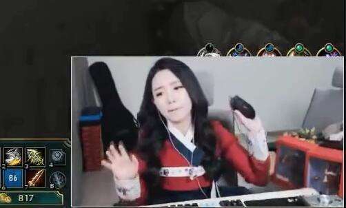 被狮子狗抓哭的lol女主播又来了 直播摔鼠标
