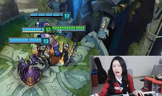 被狮子狗抓哭的lol女主播又来了 直播摔鼠标