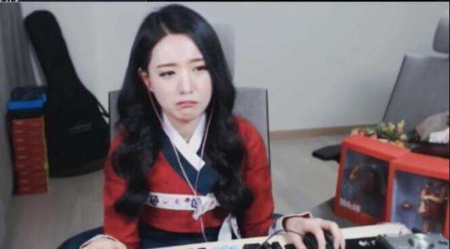 被狮子狗抓哭的lol女主播又来了 直播摔鼠标