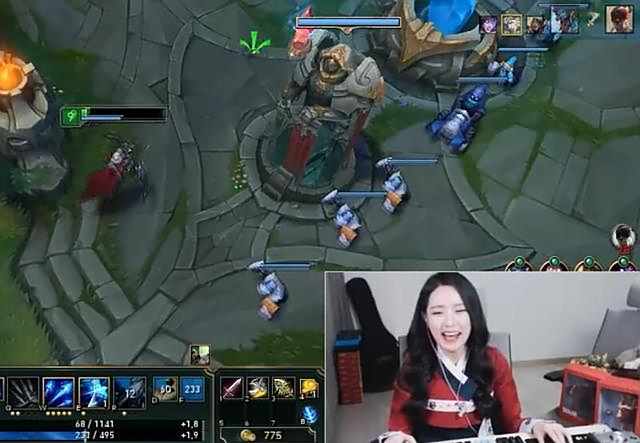 被狮子狗抓哭的lol女主播又来了 直播摔鼠标