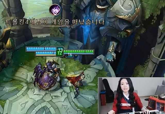 被狮子狗抓哭的lol女主播又来了 直播摔鼠标