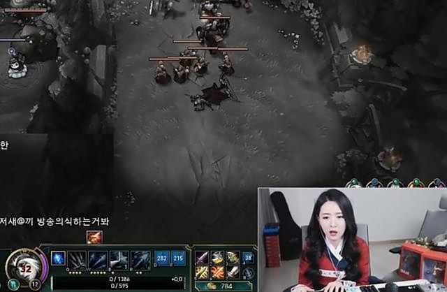 被狮子狗抓哭的lol女主播又来了 直播摔鼠标