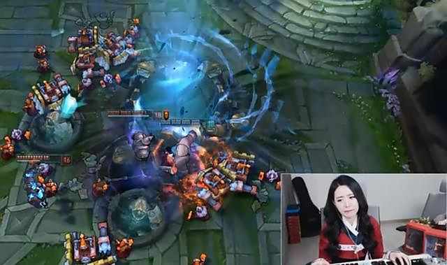 被狮子狗抓哭的lol女主播又来了 直播摔鼠标