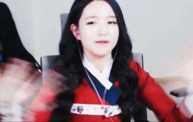 被狮子狗抓哭的lol女主播又来了 直播摔鼠标