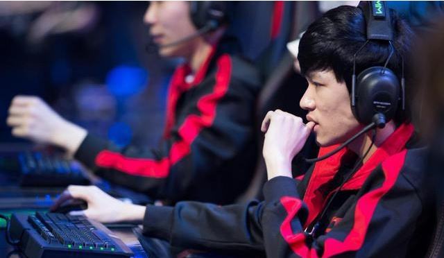 换个方式Carry队伍：致敬曾经的背锅侠们