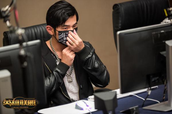 杰伦lol直播来袭 微笑西卡担任队友兼解说