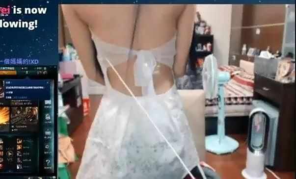 台湾女主播秀美背 网友吐槽没肉就别卖了