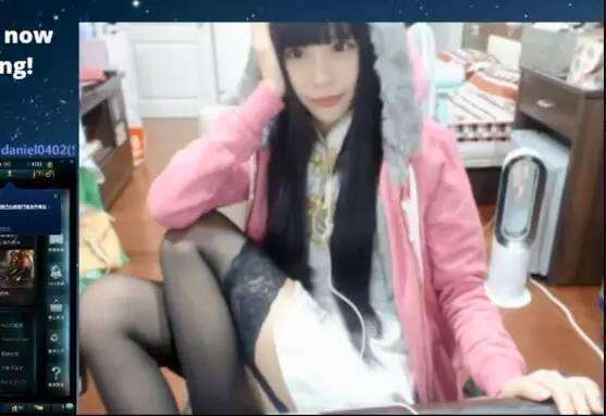 台湾女主播秀美背 网友吐槽没肉就别卖了