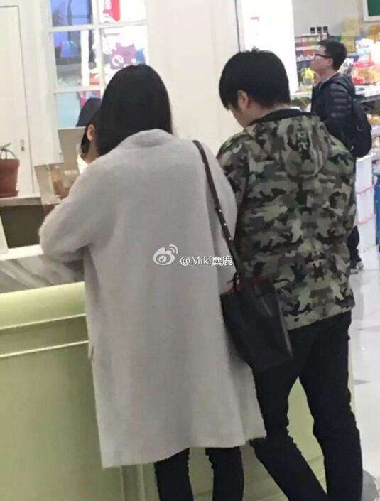 微笑携手苏小妍亲密逛街 分手饭还是复合