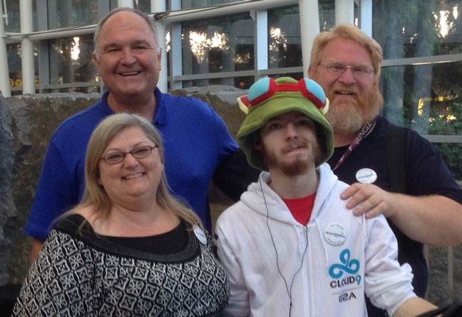 LOL正能量之拳头为患病少年设计英雄