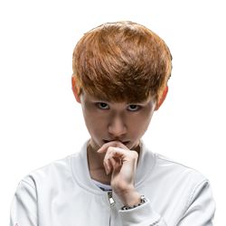 LGD在近期的比赛中渐渐再度拥有了昔日称雄LPL的霸主风采。虽然仅仅只是击败了两支联赛中游的VG和HYG，但是他们在比赛中所展现出的统治力还是让我们回忆起了那支LPL夏季赛的冠军之师。  不过遗憾的是他们状态逐步回暖正要迎头直上，对A组排名发起冲击的时候却遇上了联赛中最为棘手的队伍之一QG。虽然LGD的整体实力有一定上扬，不过面对正值巅峰且是联赛最强战队之一QG的话恐怕也难以抗衡。  QG正值巅峰难以抗衡  版本变动Marin作用被降低  Marin作为本赛季投入最大的引援选手在来到LGD时也被粉丝和俱乐部寄予厚望，希望这位世界第一上单的到来能改变当时LGD的尴尬局面。  不过在Marin来到LGD后他的表现却难以匹配上他的天价签约费，因此Marin也就被外界风评称为来LPL养老的韩援，而LPL也被戏称为电竞养老院。而究竟是为什么让一名曾经的世界最强上单在来到LGD后却一度成了对手的最大突破口呢?最直接的原因就是版本的变动。  其他诸如团队资源的分配、被对手一度战队和自身的状态下滑或许这些也是致使一名曾经世界顶尖上单如今跌落神坛的原因之一。  虽然QG的上单在此前没有非常出彩的表现，但是他对团队的贡献却是Marin如今拍马所不能及的。V或许是QG一度被放弃的点，但是他也是QG最为稳定的点。无论是在换线抗压的处理、中后期补发育的能力与最重要的支援频率和效率都比Marin要强上不少。  在当前版本下Marin曾经所擅长的个人能力和对线压制力没有任何的发挥余地，即使你选择JJ、鳄鱼也难以在线上击杀泰坦、波比这种万金油上单，在对团队的贡献来说更是无法与V这种团队型上单所媲美。  Uzi状态正盛难以突破  Imp一直以来都是LGD队内最稳定的Carry点之一，不过如今他的状态也远远未曾达到昔日的巅峰时期。在面对曾经击败过自己的Uzi时这一点实力差距更是可以称得上差之毫厘谬以千里。  辅助Pyl虽然相对天灾末日而言经验更为老道，但是天灾末日经过一个赛季的磨砺也变得更为圆滑。因此LGD在下路更是难以打开局面，如果想从下路着手帮助Imp拿到优势从而Carry比赛无疑十分艰难。  不过这点并非无法逆转，毕竟Imp与Uzi都是以对线凶悍而著称。如果LGD肯在B/P上做一定的牺牲达到限制Uzi的目的，并且让己方下路拿到强势的对线组合或许未必无法让下路的局势逆转。Ban掉奥巴马拿复仇之矛无疑就是一个不错的选择，不过这一点也需要承担一定的风险，毕竟Uzi是经常使用对线天然劣势的英雄却一度打出过优势的，例如在最近的一场对抗IG的比赛中使用轮子妈将对手特意Counter自己而选择的VN打崩。  打野短板或将被无限放大  如果要轮两队之间最大的差距并非是上单和下路，LGD最需要重视的问题就是如何面对Swift在野区的肆虐。  LGD在本赛季最大的短板也是最遭粉丝诟病的就是打野选手与整队实力的落差，虽然LGD是迫于无奈只能选择实力稍次的打野，不过在打野位置上存在着巨大的问题这也是所有人都明白的一点。  而在面对如今LPL两大野王之一的Swift，LGD的这一短板可能将被无限放大。虽然Swift并非是以野区入侵所见长的选手，但这不代表着他对此一窍不通。在LGD打野位孱弱的这一前提下Swift是很有可能频繁对LGD野区进行过入侵的，而LGD所有现役可以上场的打野选手中没有一个人是Swift的一合之敌。  最终的局面可能是Swift在LGD的打野肆虐却无人可以制裁，所导致的后果则很可能是LGD各条线上的腹背受敌且野区的视野被对方所掌控。或许这个局面是LGD所绝对无法接受的一点。  当然Swift也很有可能发挥自己的所长进行反蹲和对线上频繁的进行Gank，在对方打野几乎无所作为的情况下Swift在召唤师峡谷中的横行似乎已经是一个可以预料的场面。  中路施压是唯一突破口  LGD的上下路和野区都与QG有着差距，而他们所唯一能够着手针对的似乎仅仅只有QG的中路，事实上这也是目前最行之有效的方法。  在LPL赛程过半之后QG经过多次鏖战也逐渐暴露出了自己最大的弱点，上中的英雄池和打野的神经刀。不过在如今Swift状态越发火热的情况下或许指望Swift再度全场梦游可能是一个不太现实的事情，不过中路的英雄池却是LGD可以自己决定是否去针对的。  只要Ban掉露露与维克托两个英雄再自己抢下妖姬，Doinb自然而然就会被迫选择一些并非版本强势的英雄，之后只要让打野更多的对中路施压中路就能够取下一定的优势。  赛前点评  LGD的状态正刚刚有一定起色就惨遭强敌的狙击，虽然状态的好转让他们拥有了一战的资本但是双方的差距仍旧是十分巨大。LGD雄狮待醒的情况下遭遇正值巅峰的QG，最终的结局恐怕已经提前注定。