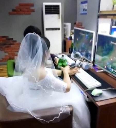 天生一对 新婚夫妇不脱婚纱直奔网吧LOL